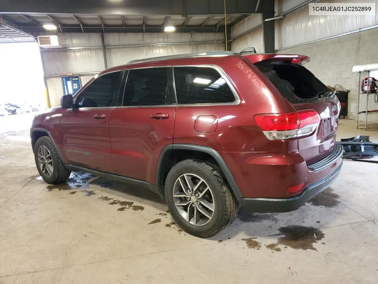 1C4RJEAG1JC252899 2018 Jeep Grand Cherokee Laredo