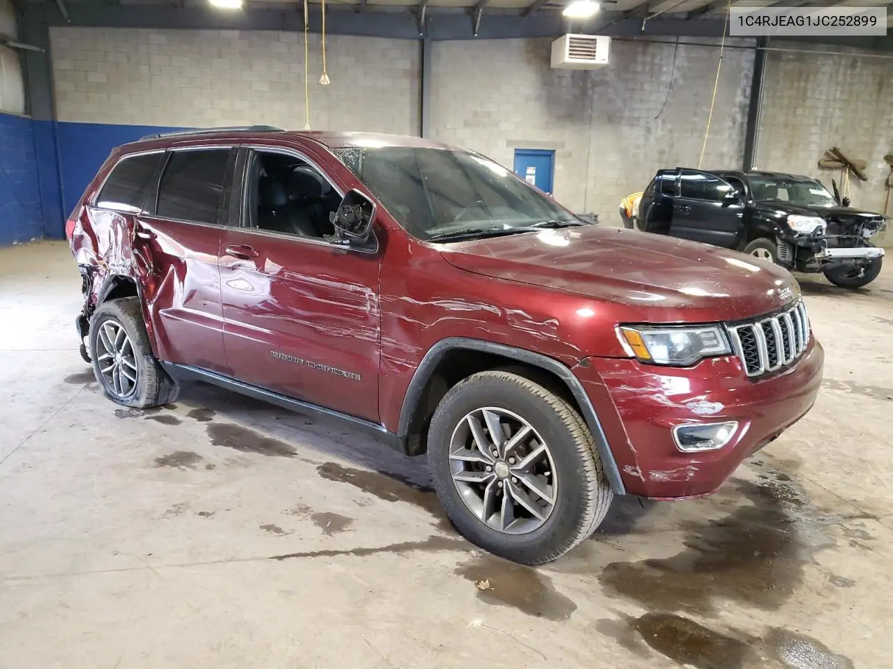 1C4RJEAG1JC252899 2018 Jeep Grand Cherokee Laredo