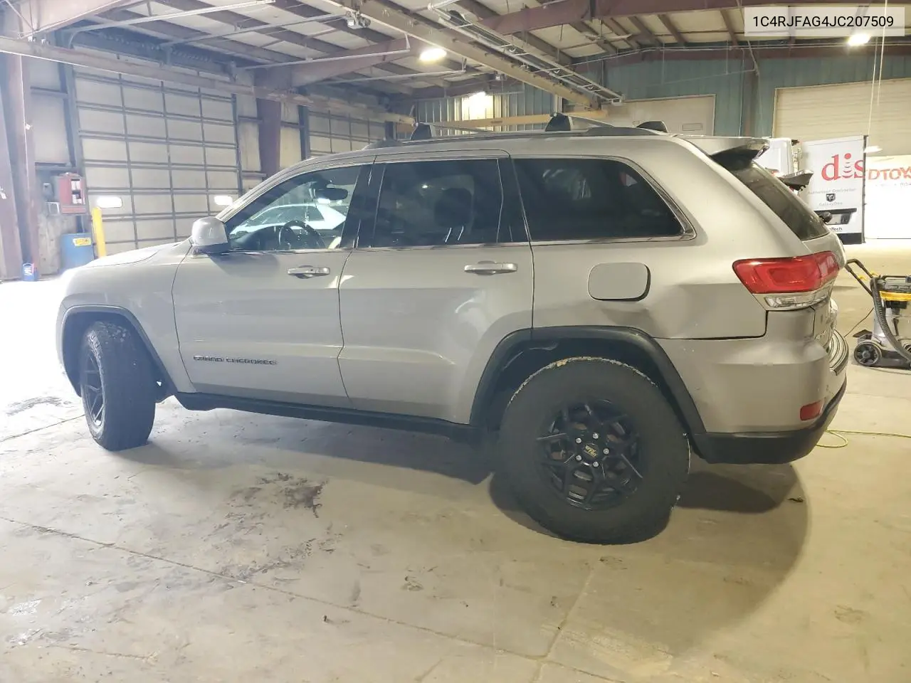 1C4RJFAG4JC207509 2018 Jeep Grand Cherokee Laredo