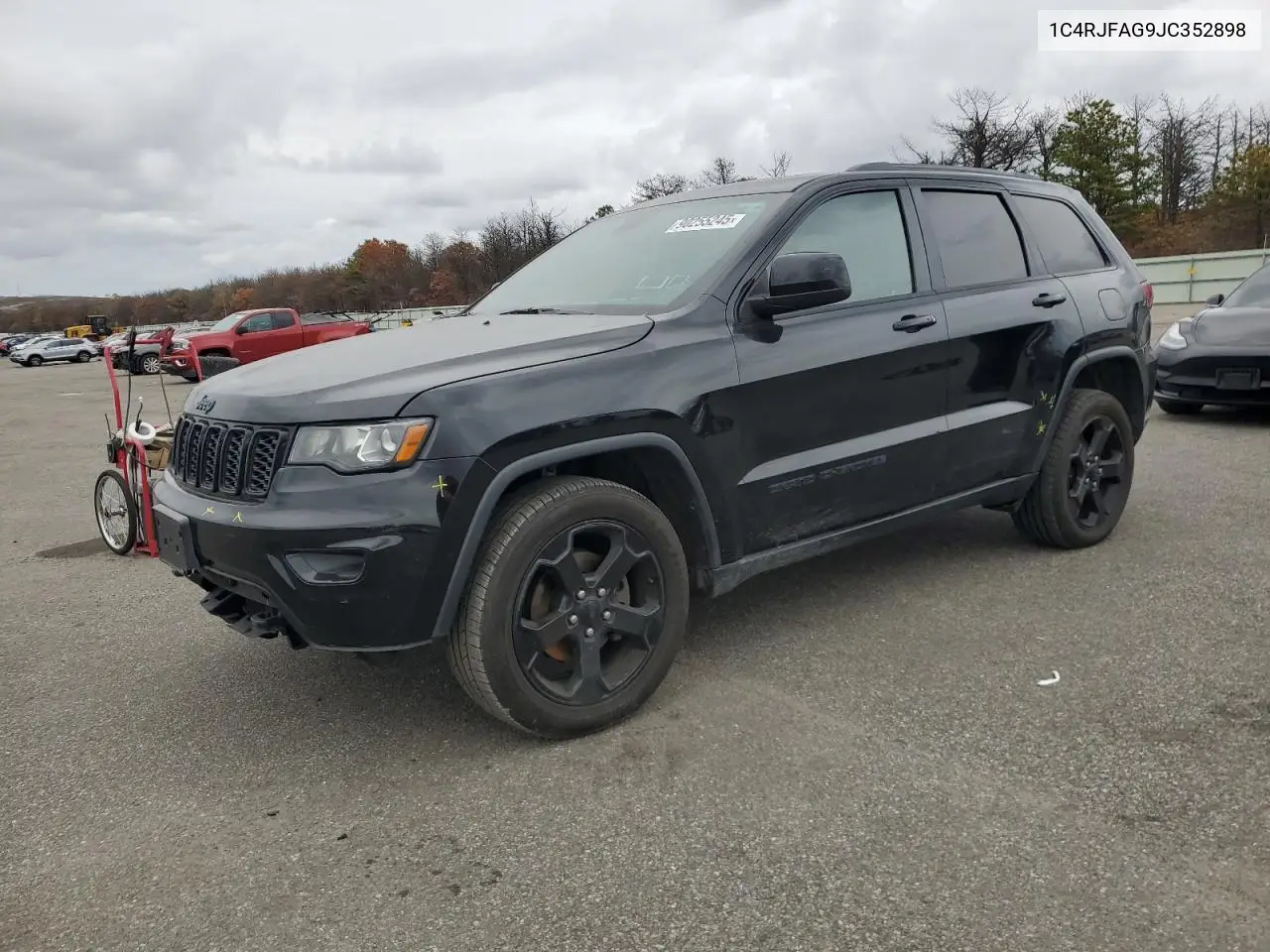 1C4RJFAG9JC352898 2018 Jeep Grand Cherokee Laredo