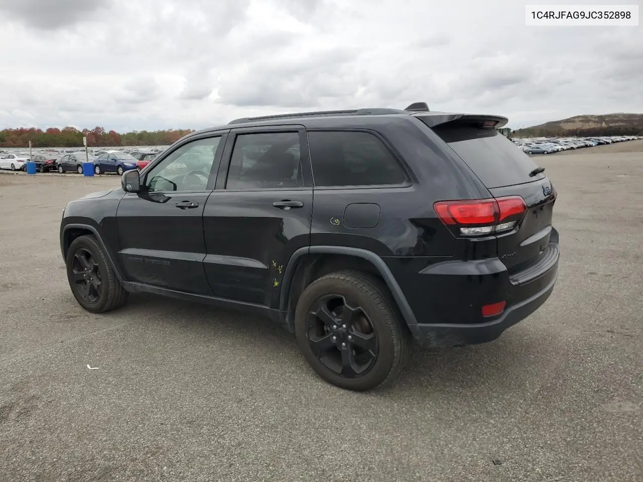 1C4RJFAG9JC352898 2018 Jeep Grand Cherokee Laredo