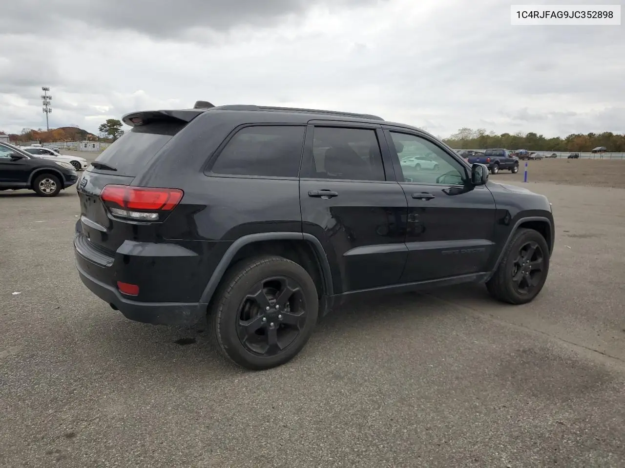 1C4RJFAG9JC352898 2018 Jeep Grand Cherokee Laredo