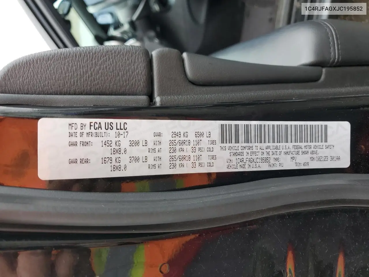 1C4RJFAGXJC195852 2018 Jeep Grand Cherokee Laredo