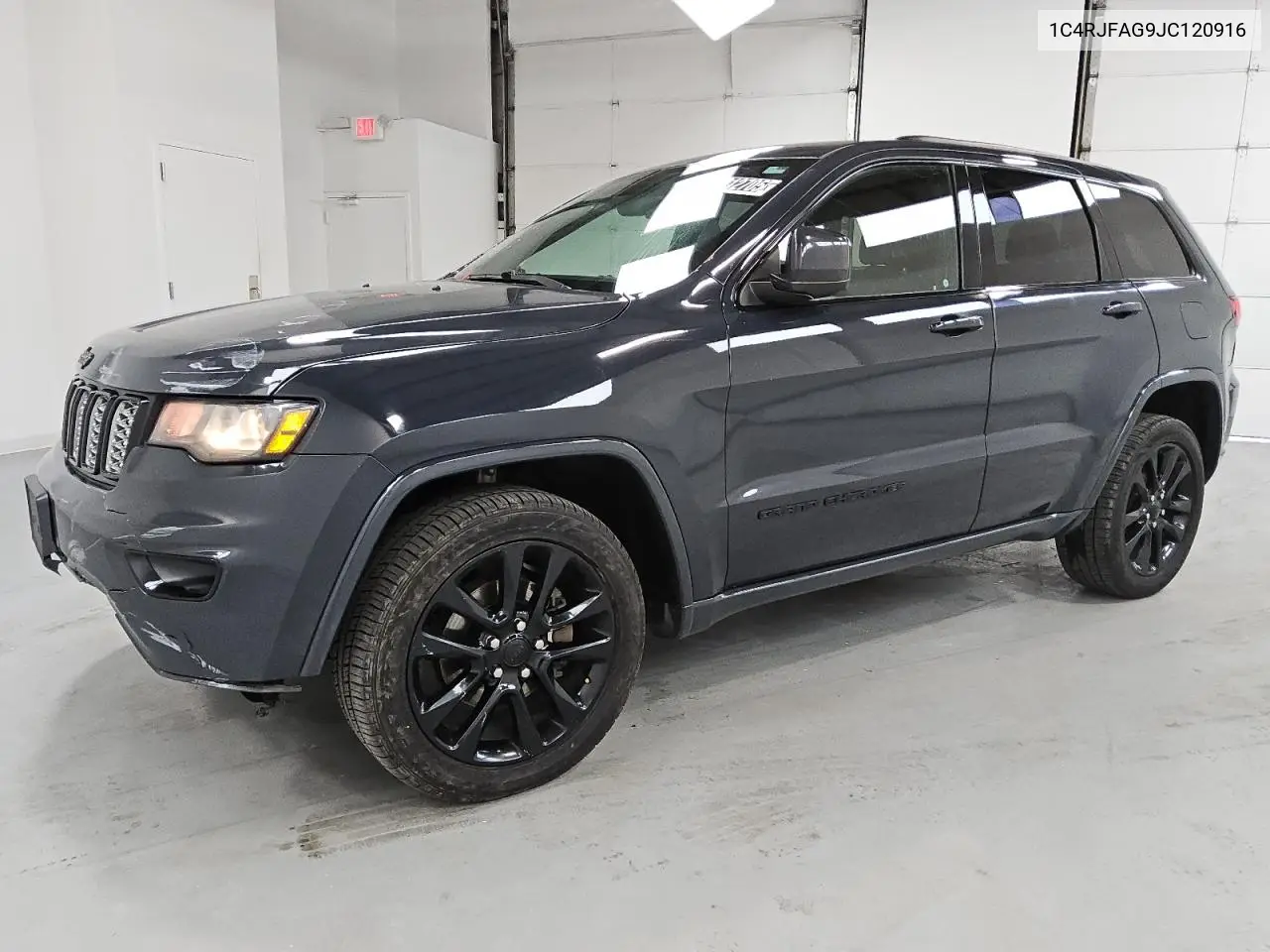 1C4RJFAG9JC120916 2018 Jeep Grand Cherokee Laredo