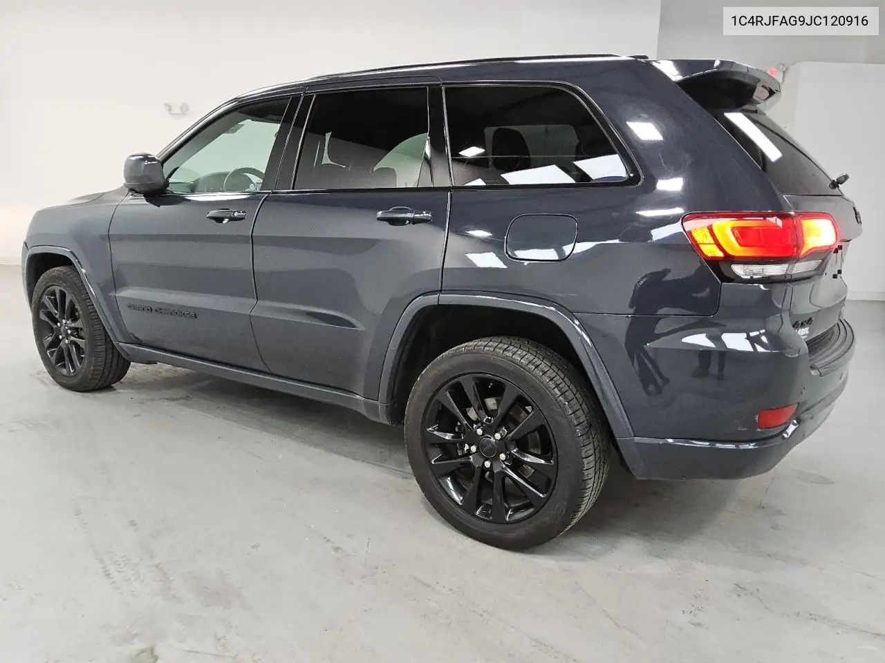 1C4RJFAG9JC120916 2018 Jeep Grand Cherokee Laredo