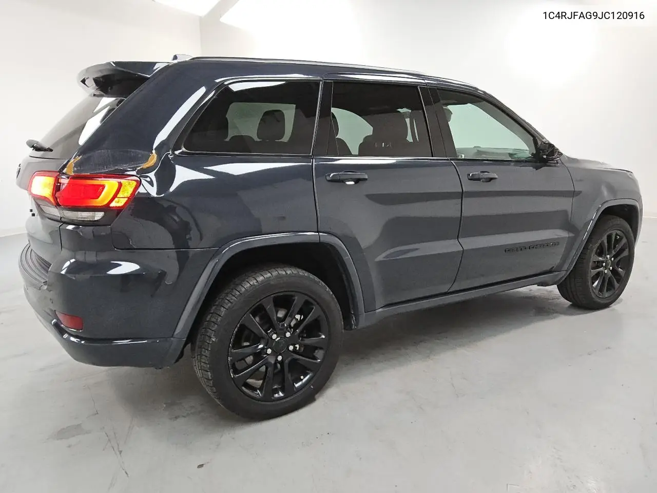 1C4RJFAG9JC120916 2018 Jeep Grand Cherokee Laredo