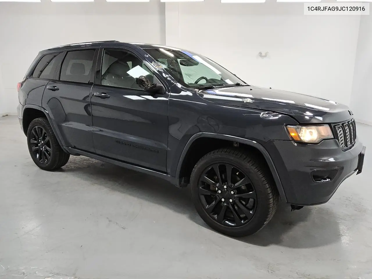 1C4RJFAG9JC120916 2018 Jeep Grand Cherokee Laredo