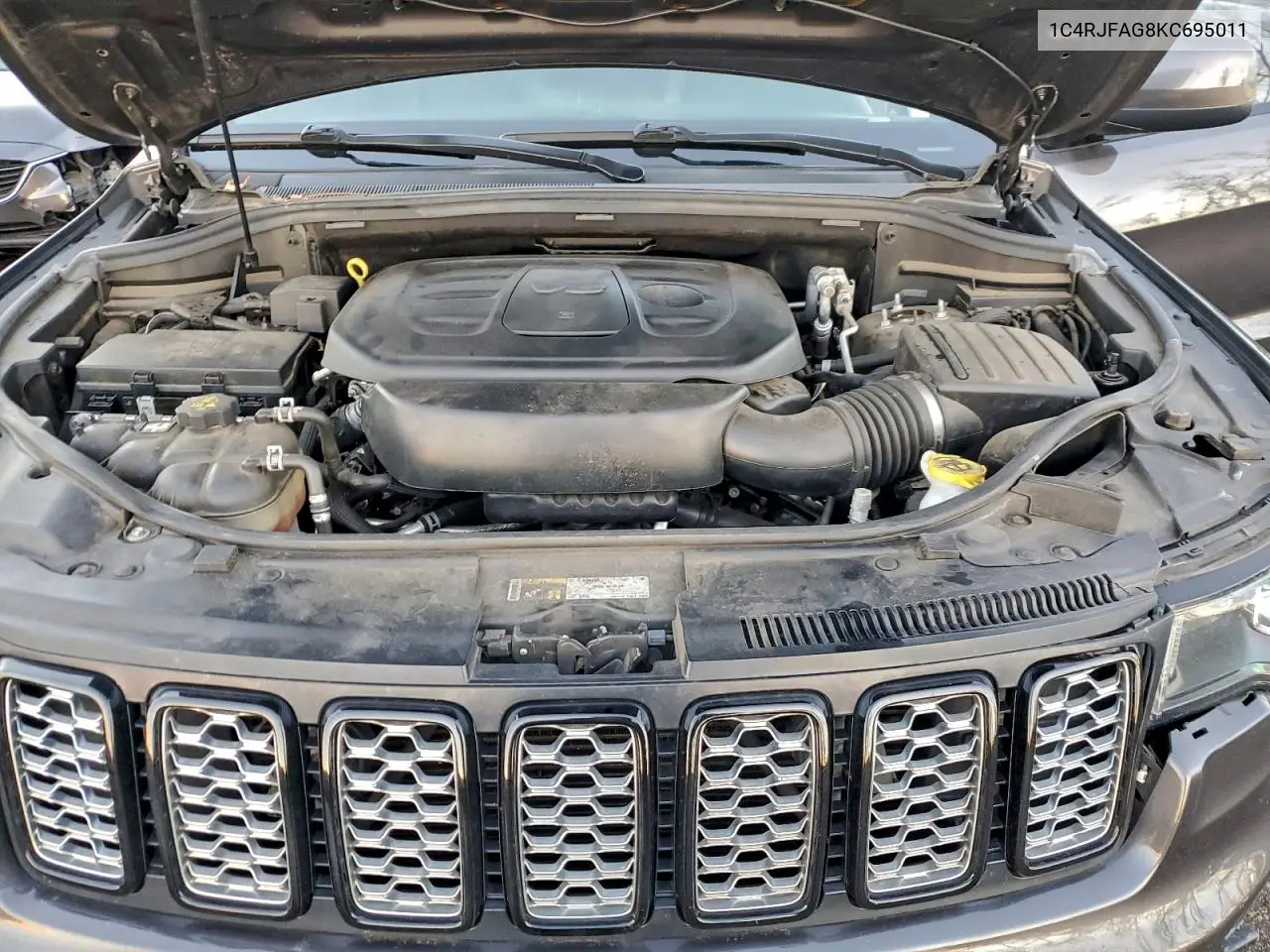 1C4RJFAG8KC695011 2019 Jeep Grand Cherokee Laredo
