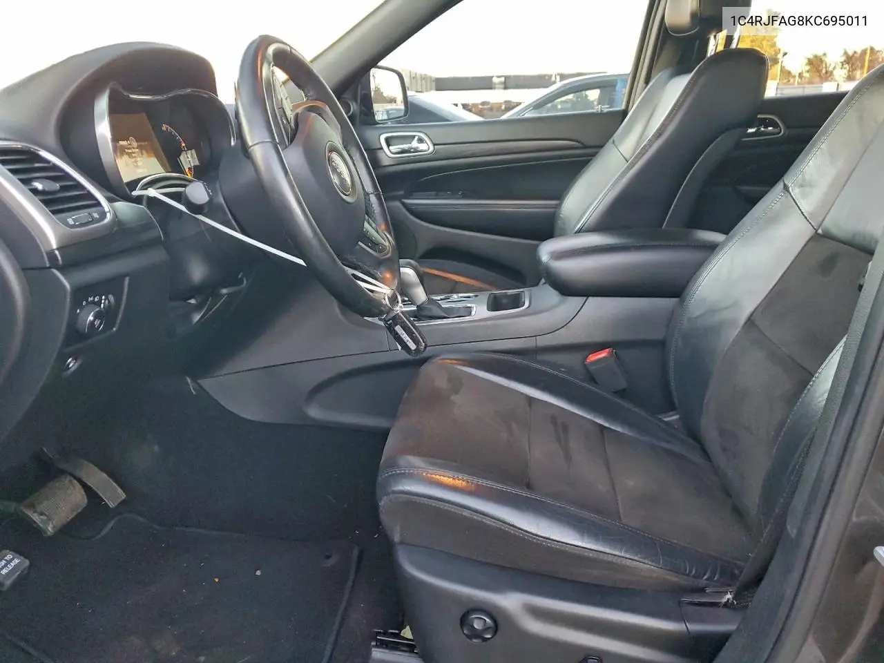 1C4RJFAG8KC695011 2019 Jeep Grand Cherokee Laredo