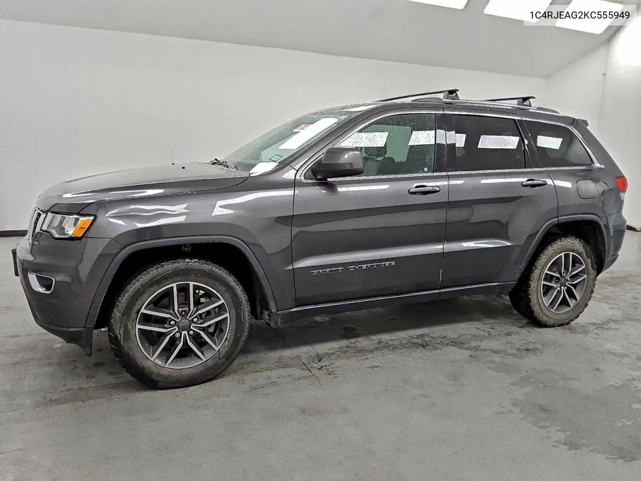 1C4RJEAG2KC555949 2019 Jeep Grand Cherokee Laredo