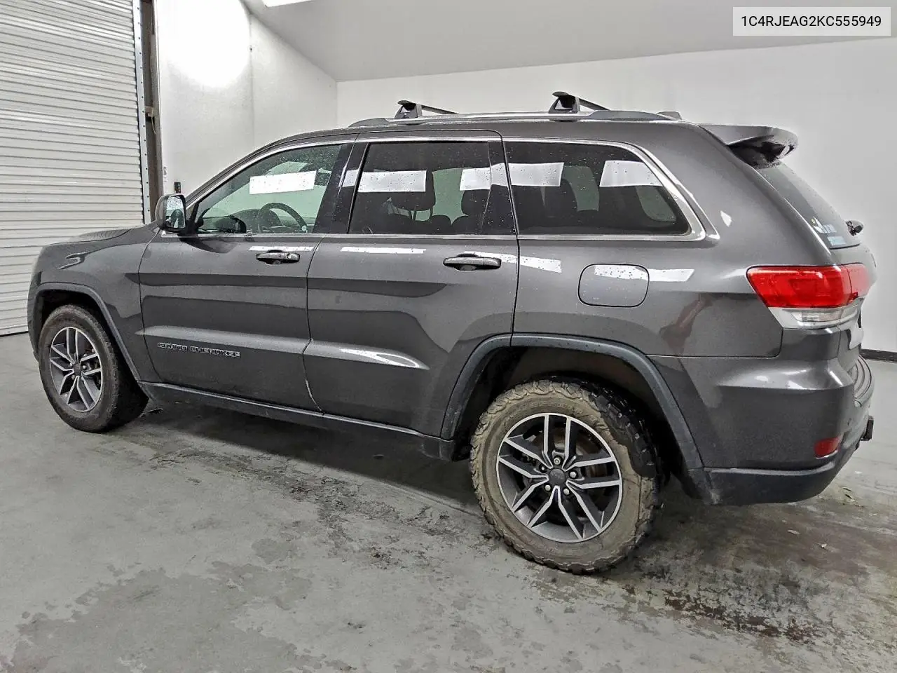 1C4RJEAG2KC555949 2019 Jeep Grand Cherokee Laredo