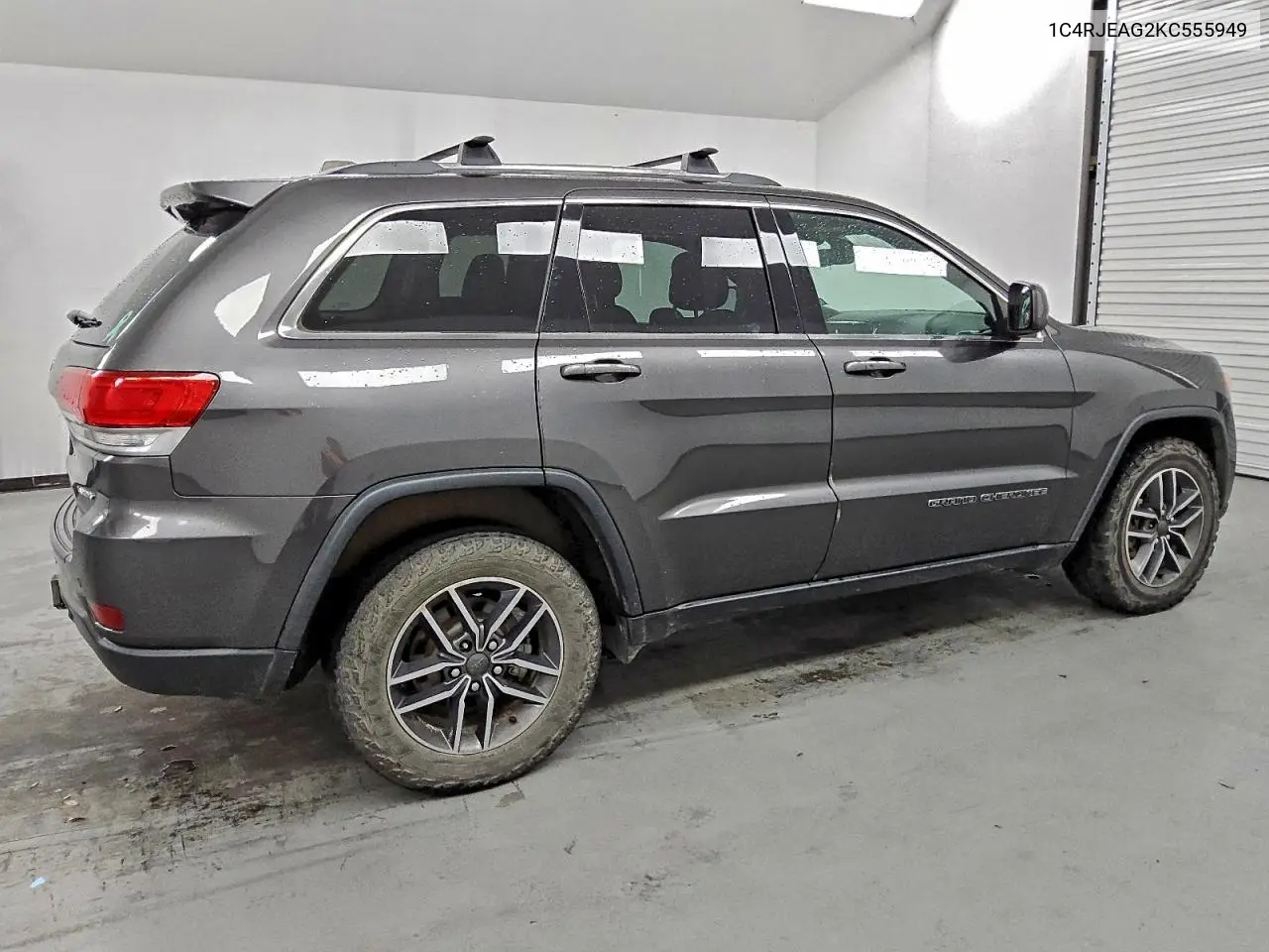 1C4RJEAG2KC555949 2019 Jeep Grand Cherokee Laredo