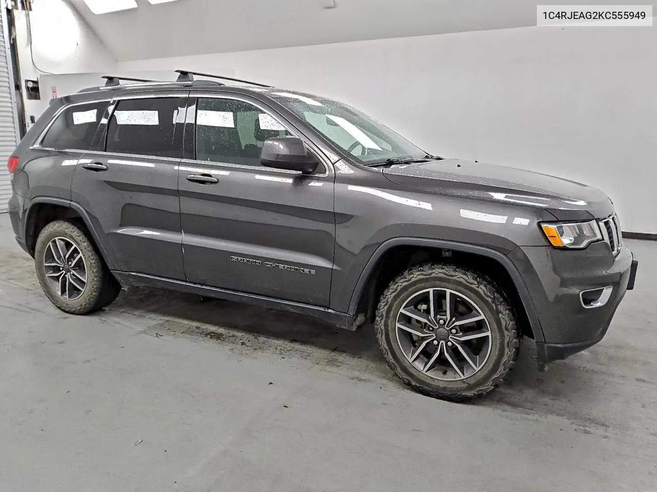 1C4RJEAG2KC555949 2019 Jeep Grand Cherokee Laredo