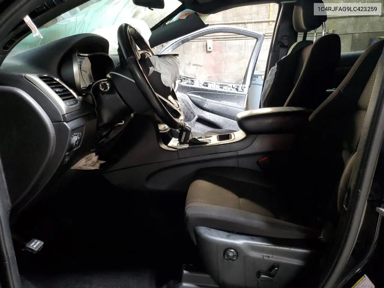 1C4RJFAG9LC423259 2020 Jeep Grand Cherokee Laredo
