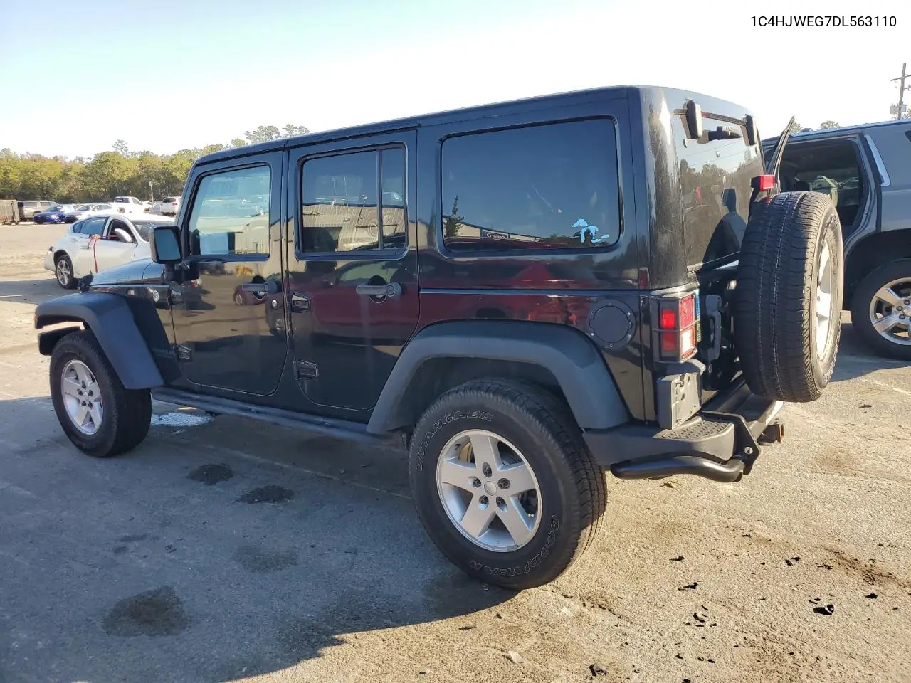 1C4HJWEG7DL563110 2013 Jeep Wrangler Unlimited Sahara