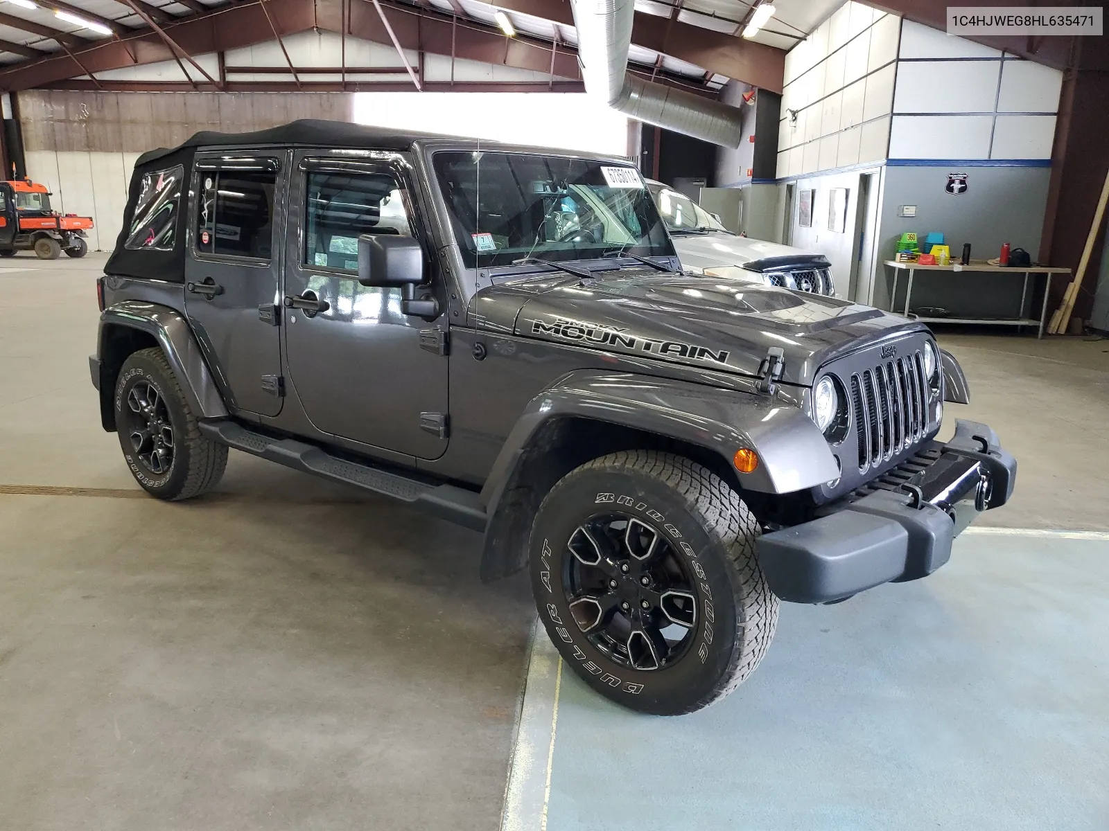 1C4HJWEG8HL635471 2017 Jeep Wrangler Unlimited Sahara