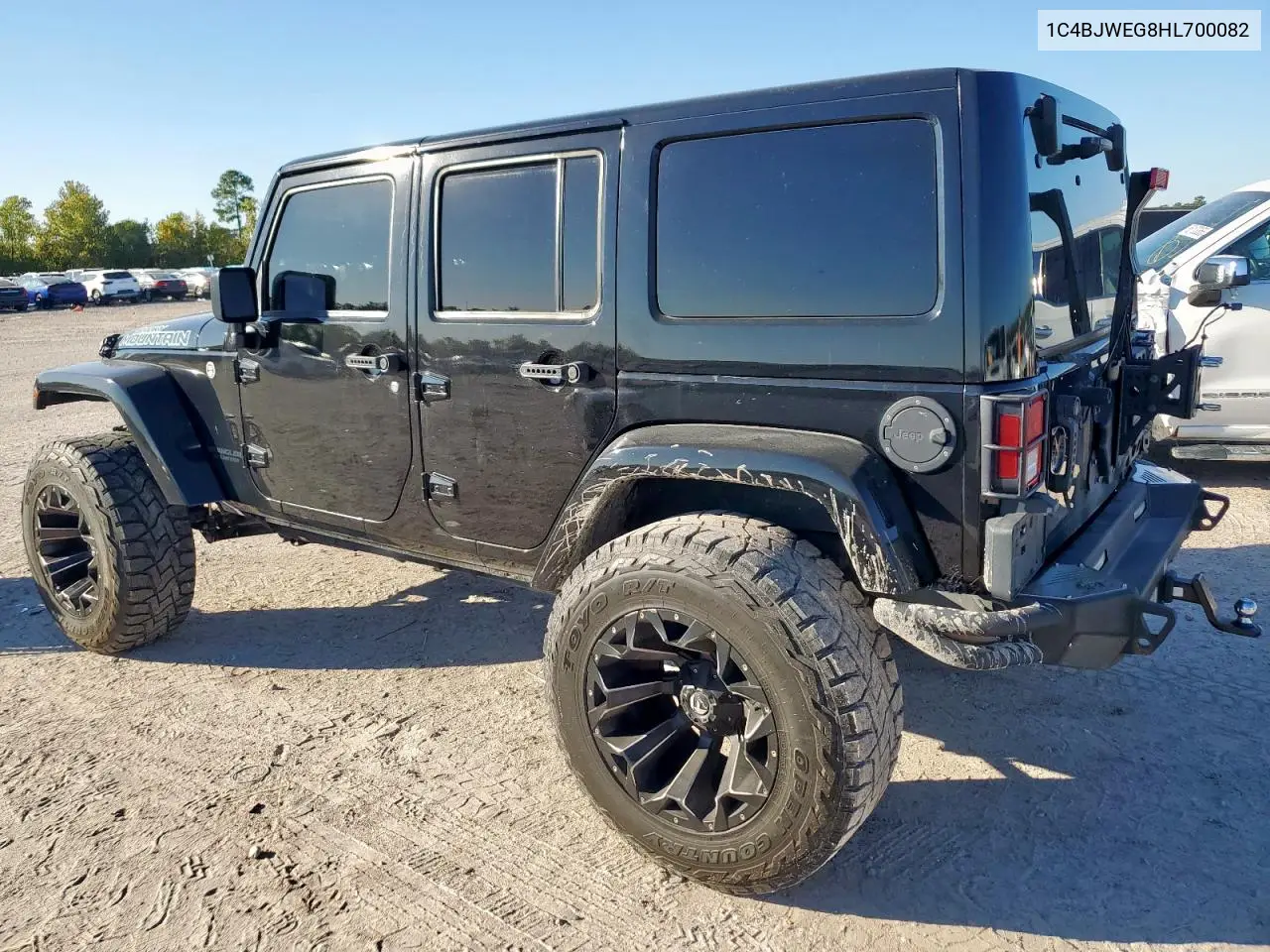 1C4BJWEG8HL700082 2017 Jeep Wrangler Unlimited Sahara