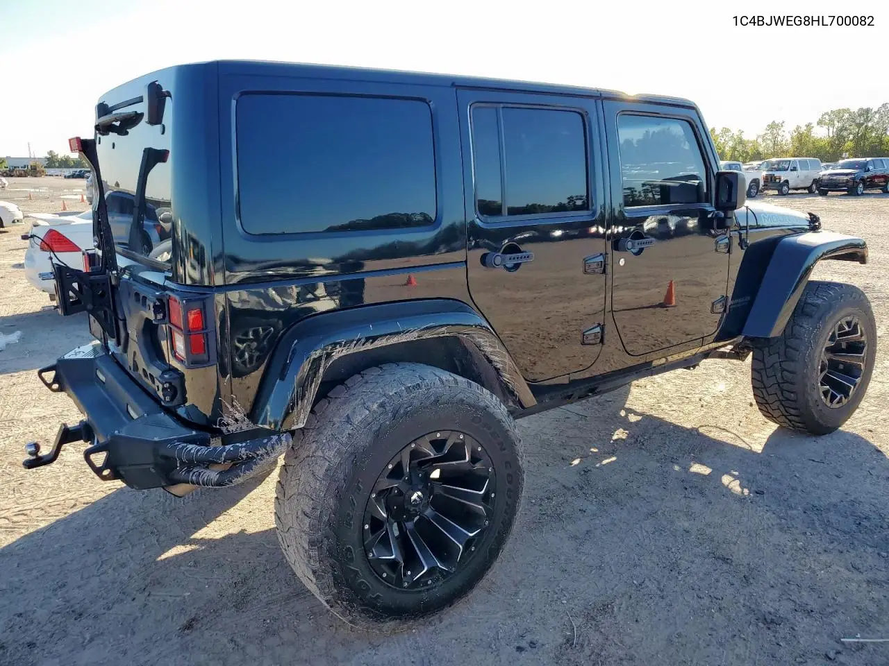 1C4BJWEG8HL700082 2017 Jeep Wrangler Unlimited Sahara
