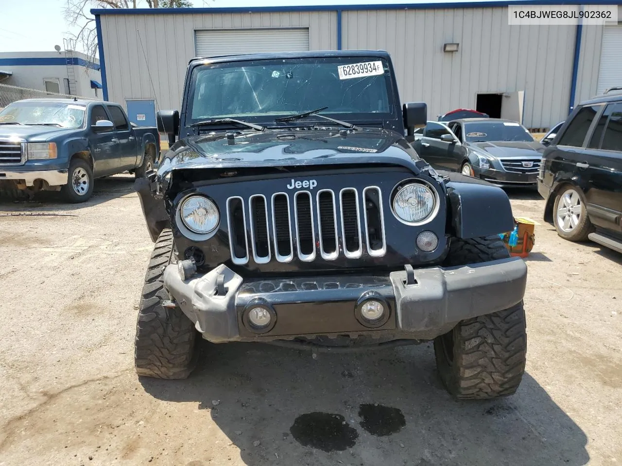 1C4BJWEG8JL902362 2018 Jeep Wrangler Unlimited Sahara