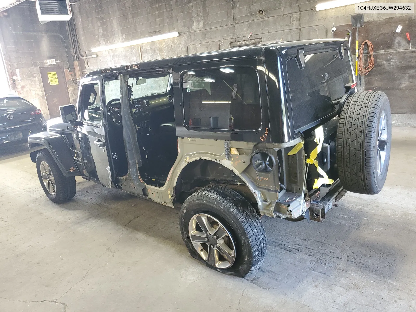 1C4HJXEG6JW294632 2018 Jeep Wrangler Unlimited Sahara