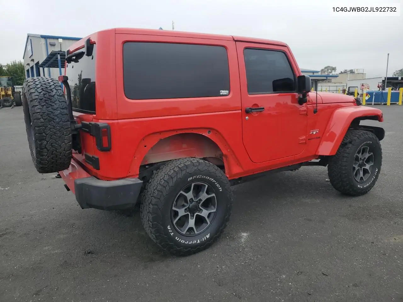 1C4GJWBG2JL922732 2018 Jeep Wrangler Sahara