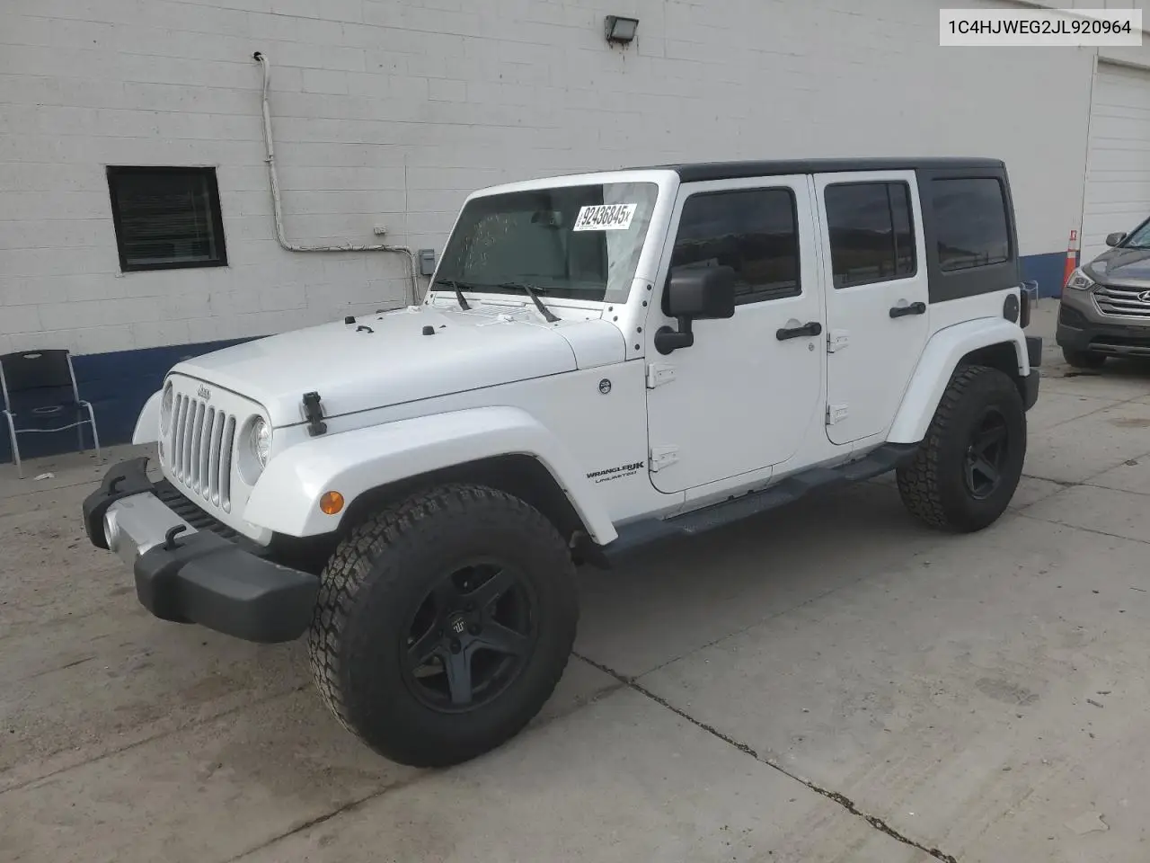 1C4HJWEG2JL920964 2018 Jeep Wrangler Unlimited Sahara