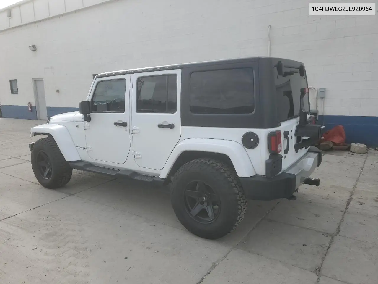 1C4HJWEG2JL920964 2018 Jeep Wrangler Unlimited Sahara