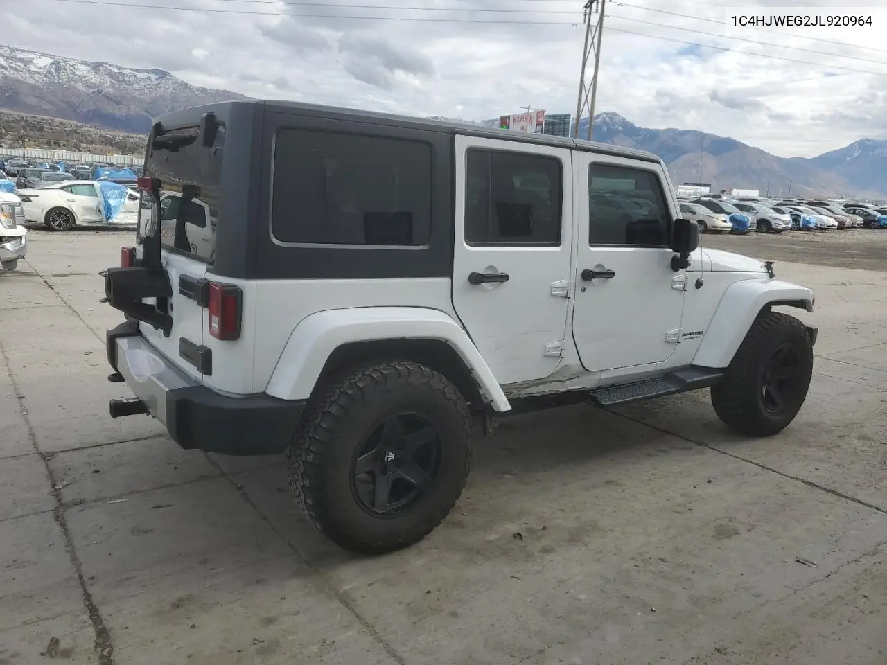1C4HJWEG2JL920964 2018 Jeep Wrangler Unlimited Sahara