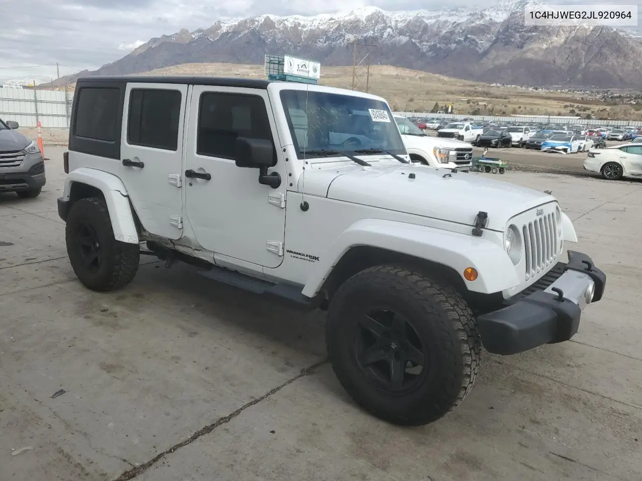 1C4HJWEG2JL920964 2018 Jeep Wrangler Unlimited Sahara