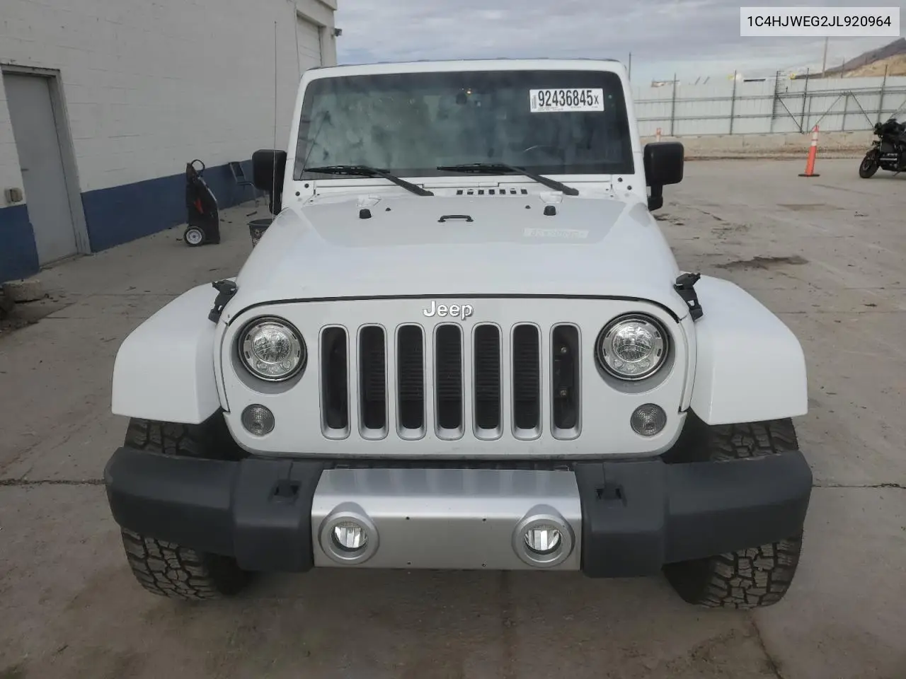 1C4HJWEG2JL920964 2018 Jeep Wrangler Unlimited Sahara