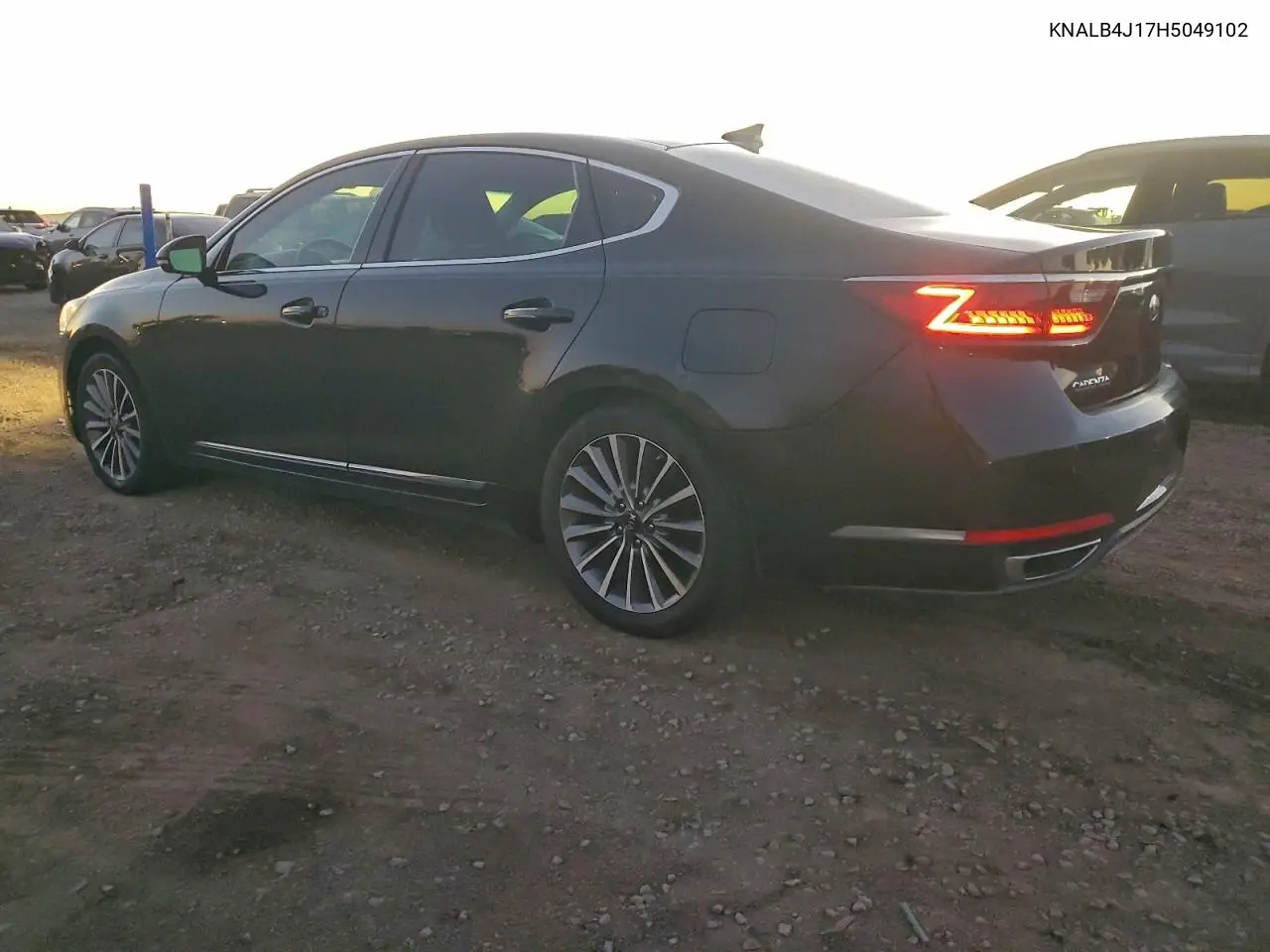 KNALB4J17H5049102 2017 Kia Cadenza Premium