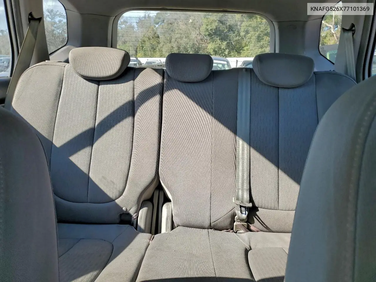 KNAFG526X77101369 2007 Kia Rondo Lx