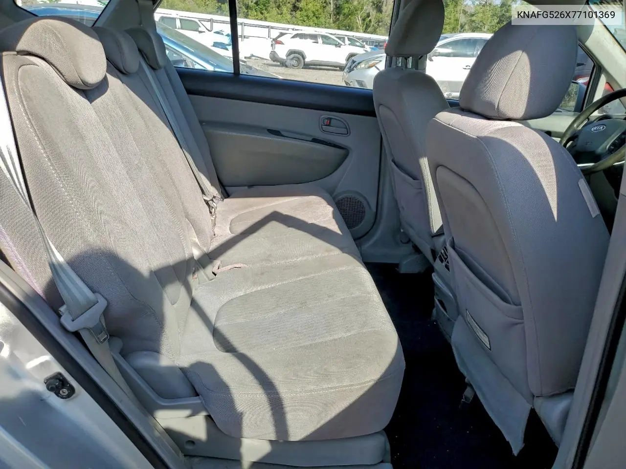 KNAFG526X77101369 2007 Kia Rondo Lx