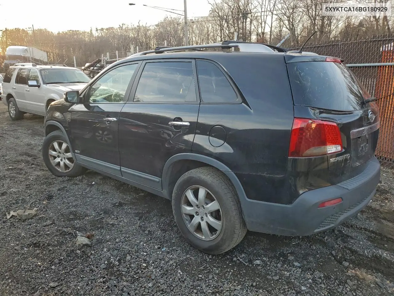 5XYKTCA16BG180929 2011 Kia Sorento Base
