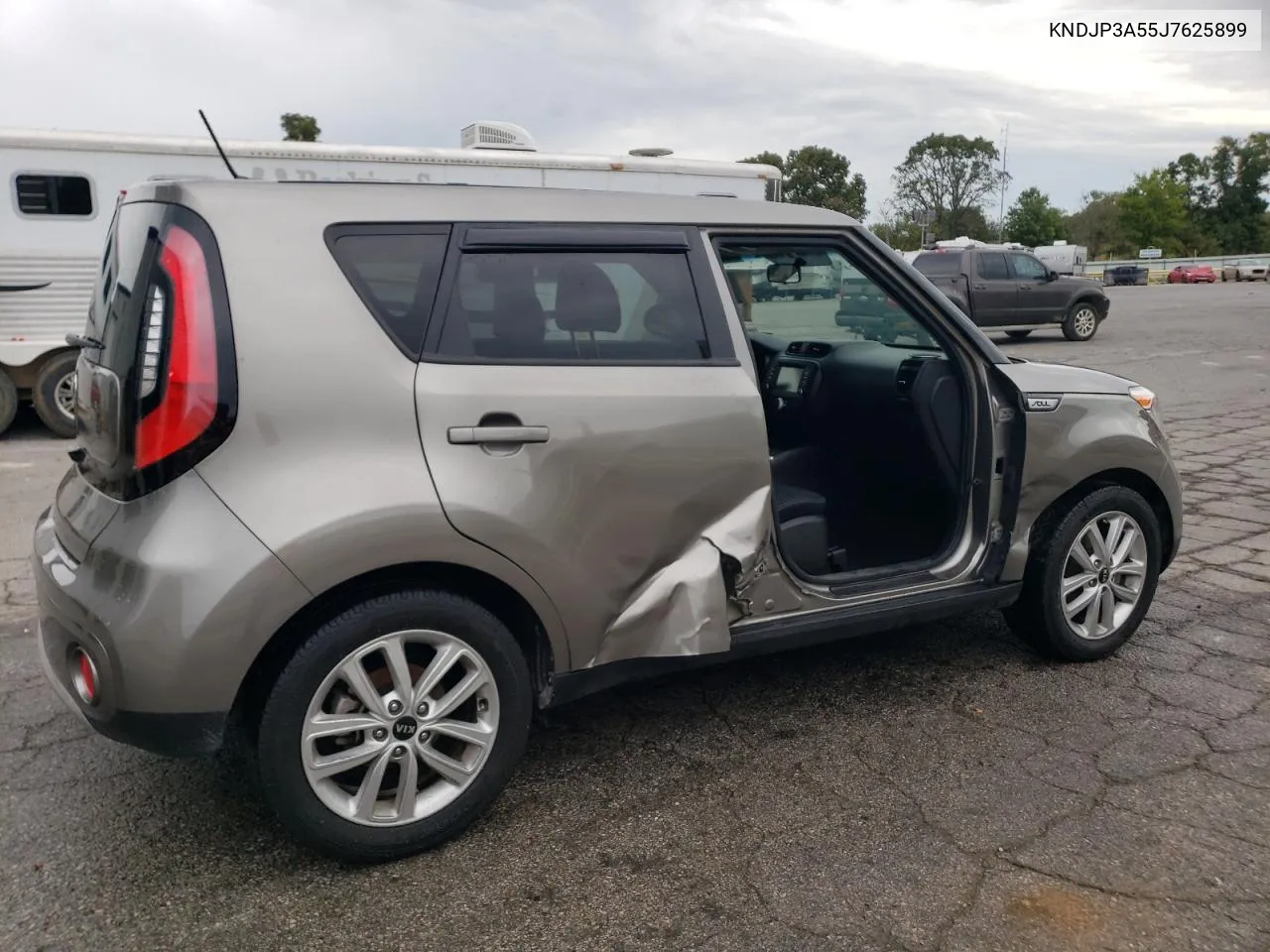 KNDJP3A55J7625899 2018 Kia Soul +