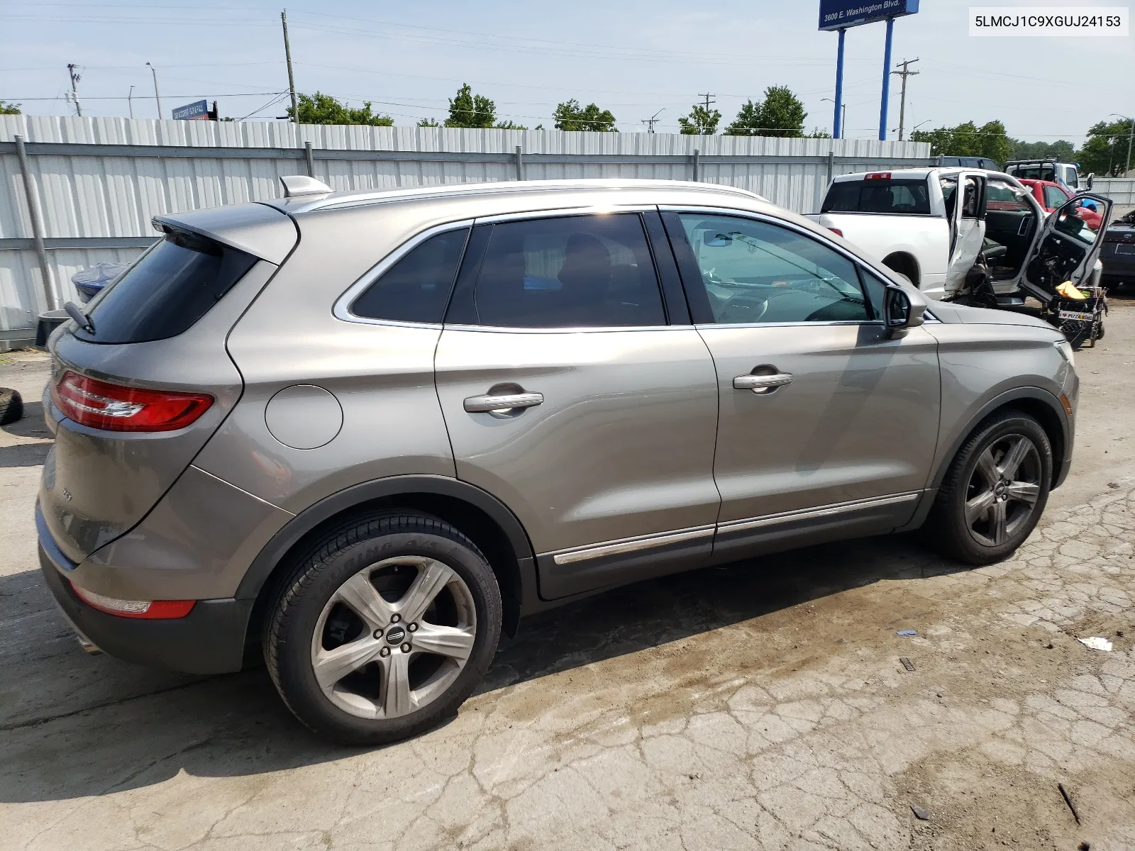 5LMCJ1C9XGUJ24153 2016 Lincoln Mkc Premiere