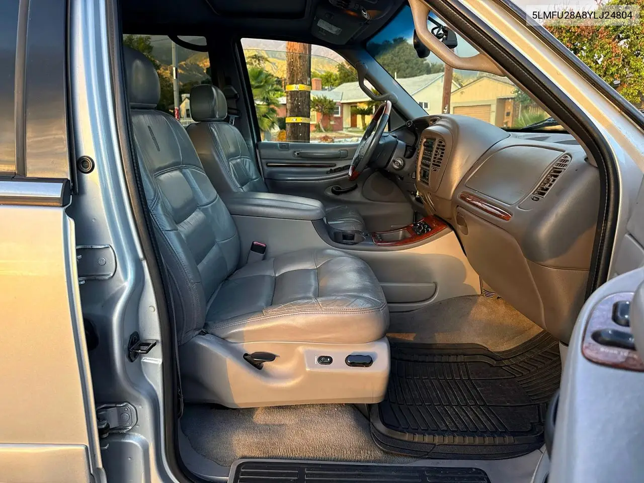 2000 Lincoln Townhouse Navigator VIN: 5LMFU28A8YLJ24804 Lot: 50707326
