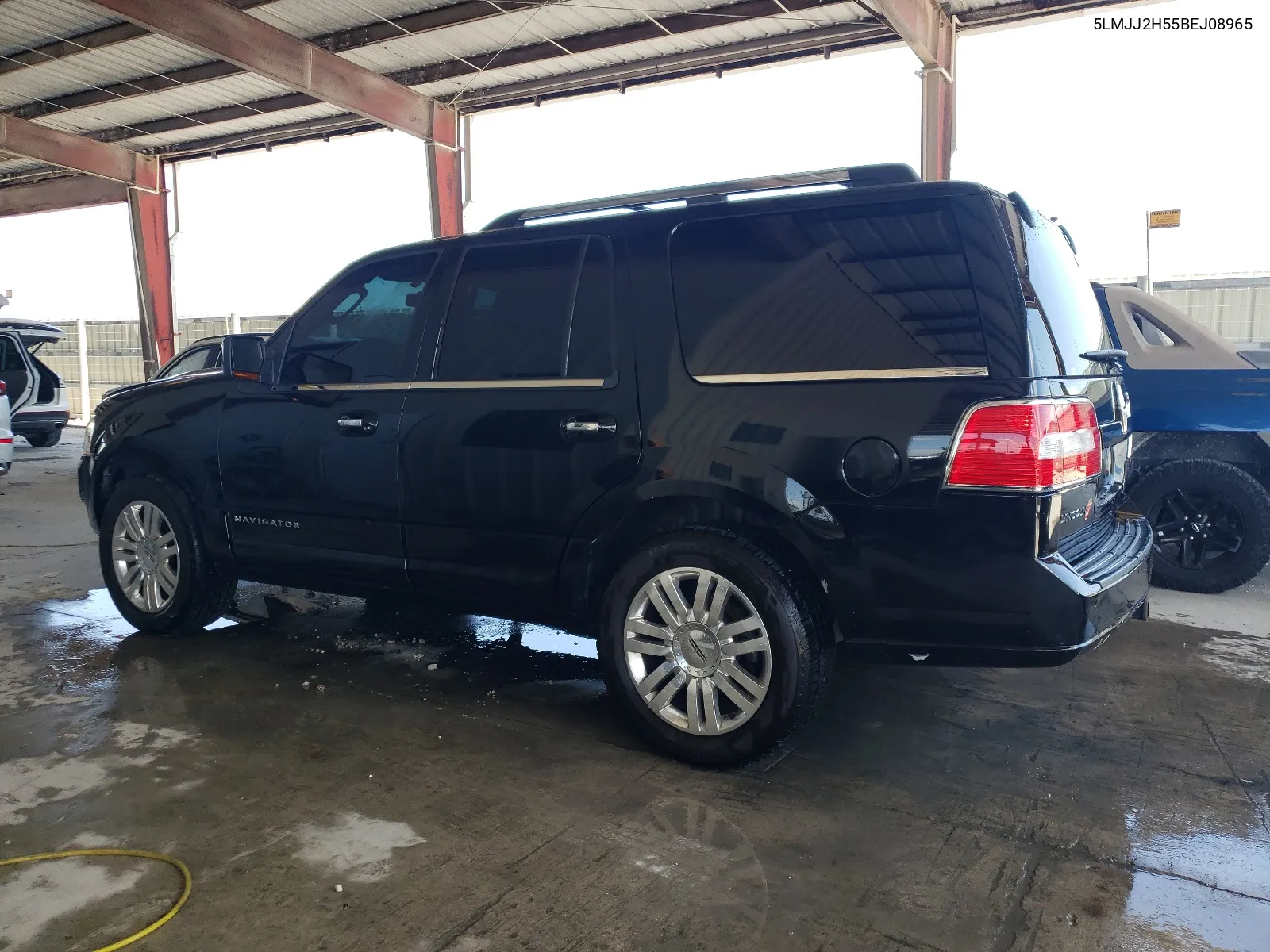 5LMJJ2H55BEJ08965 2011 Lincoln Navigator