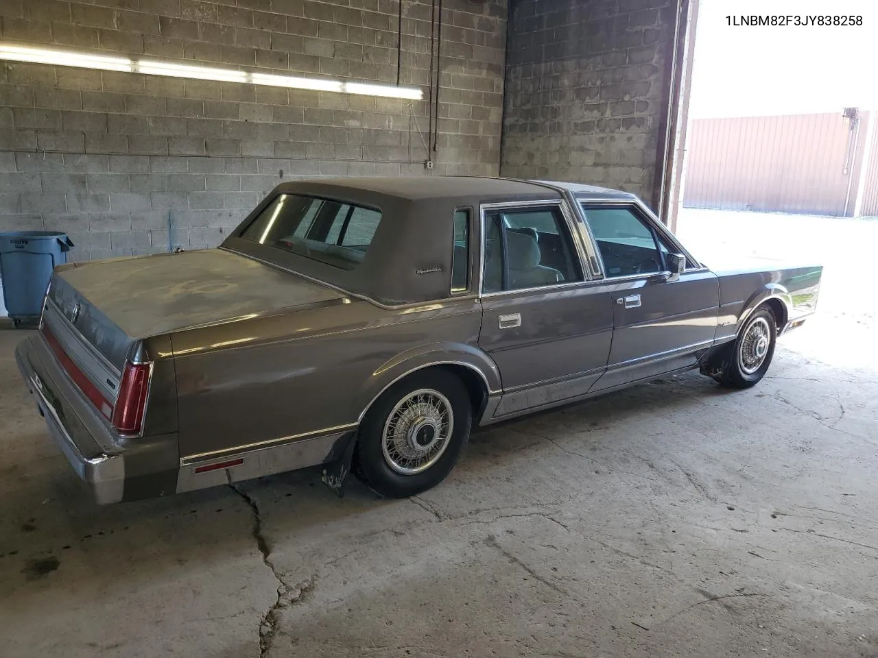 1LNBM82F3JY838258 1988 Lincoln Town Car Signature