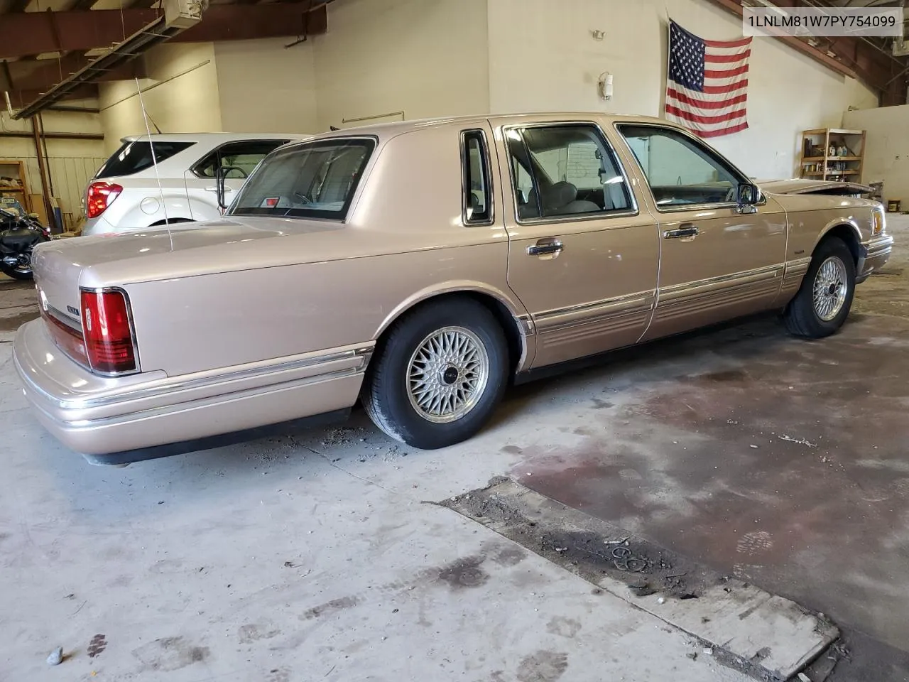 1993 Lincoln Town Car Executive VIN: 1LNLM81W7PY754099 Lot: 55990254