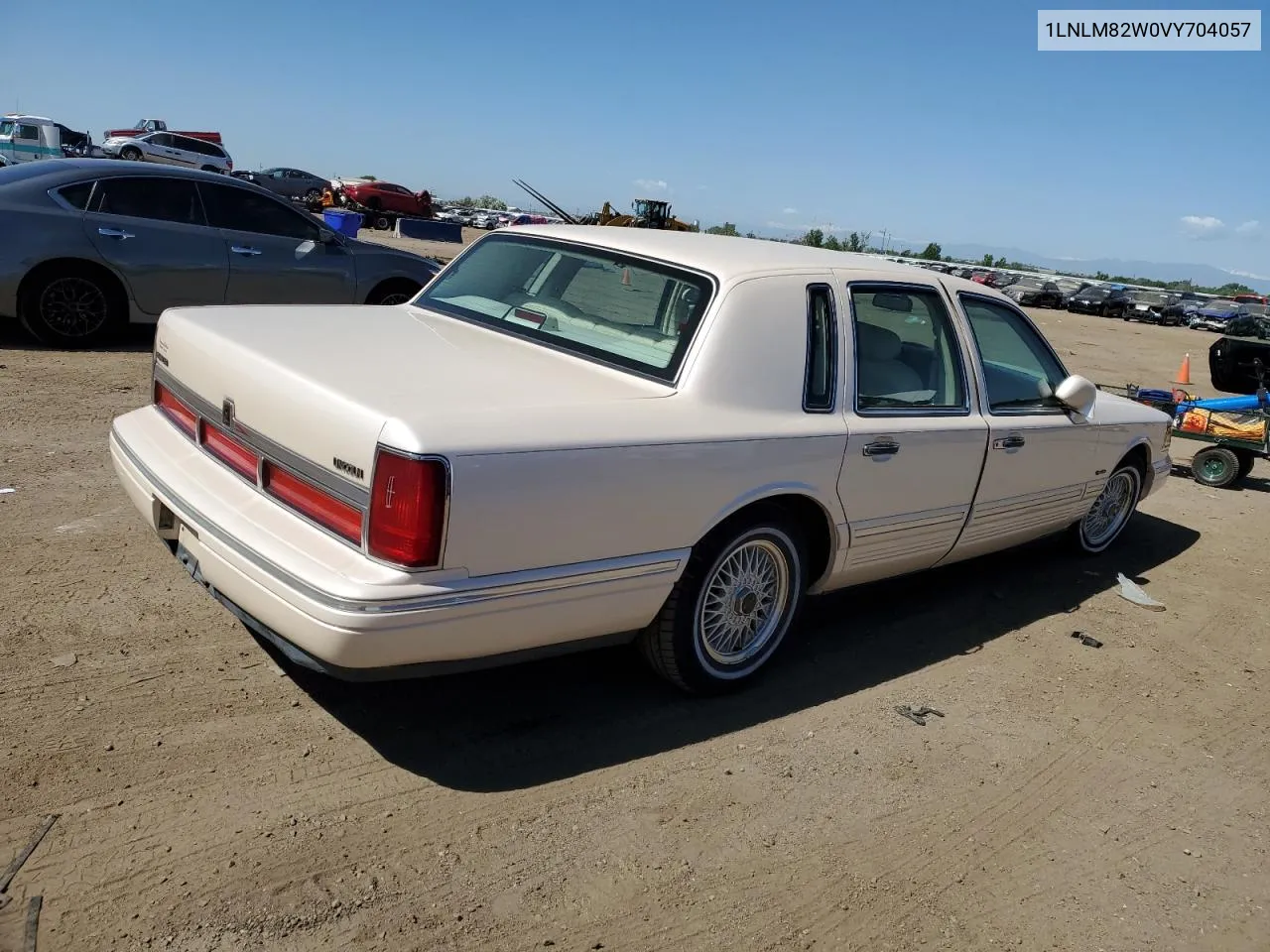 1LNLM82W0VY704057 1997 Lincoln Town Car Signature