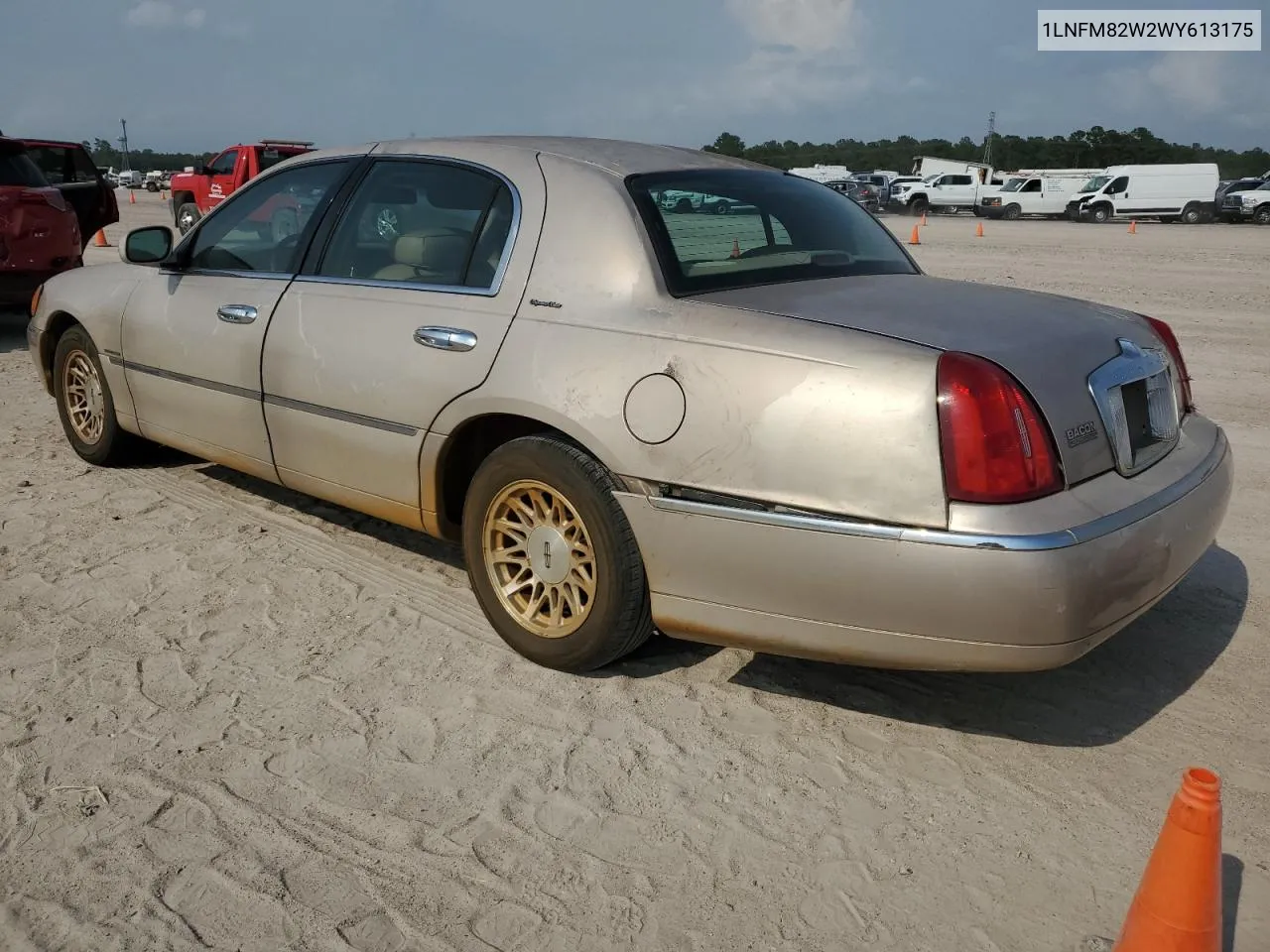 1LNFM82W2WY613175 1998 Lincoln Town Car Signature