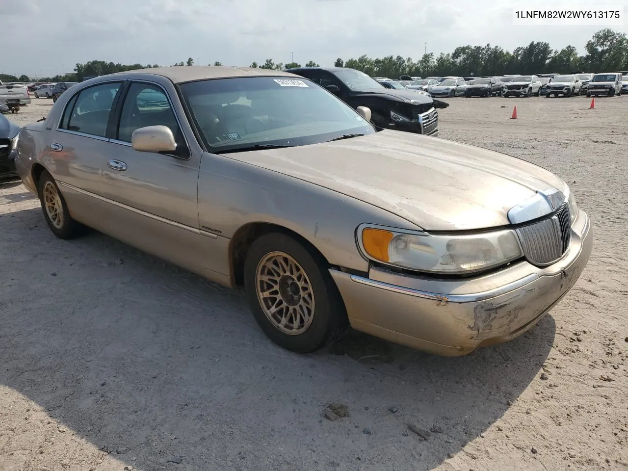 1LNFM82W2WY613175 1998 Lincoln Town Car Signature