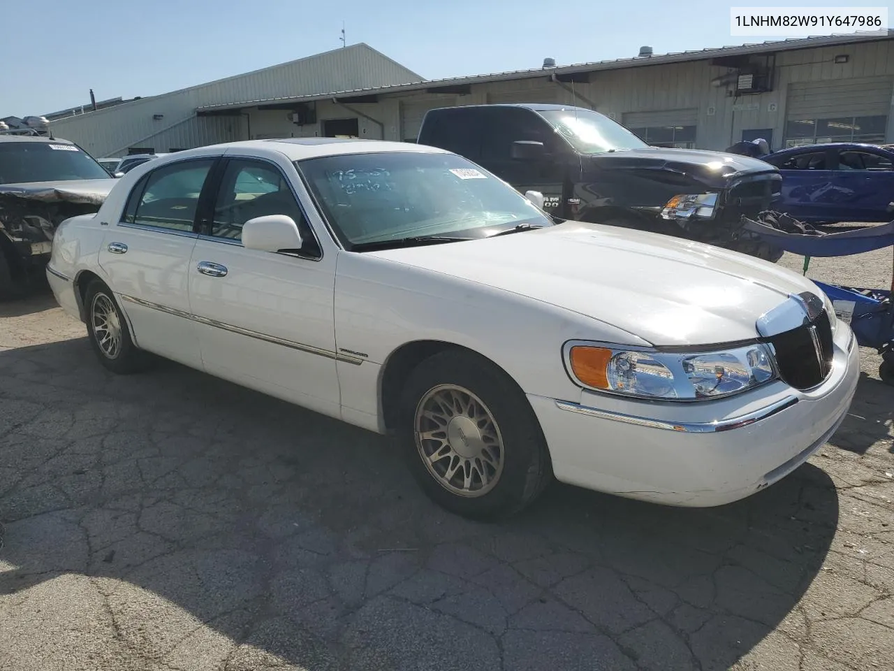 1LNHM82W91Y647986 2001 Lincoln Town Car Signature