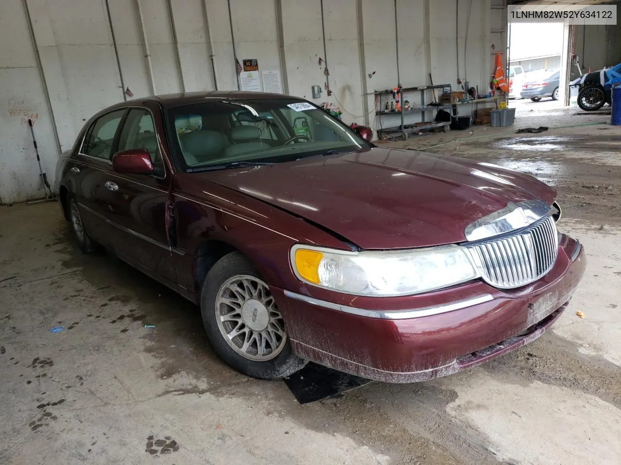 1LNHM82W52Y634122 2002 Lincoln Town Car Signature