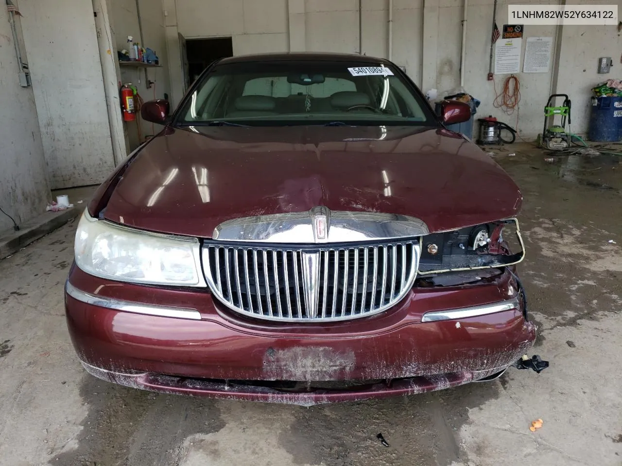 1LNHM82W52Y634122 2002 Lincoln Town Car Signature