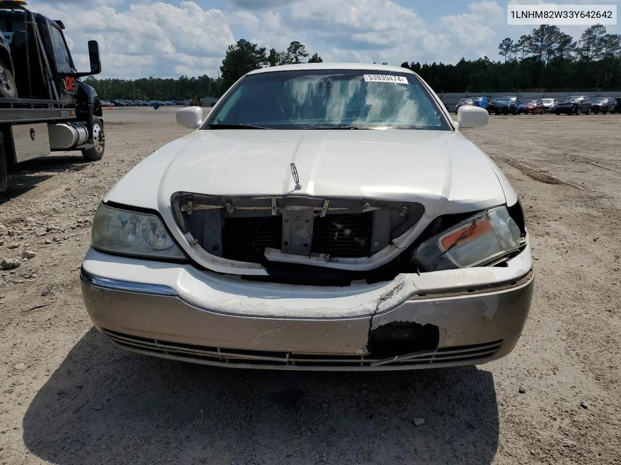 2003 Lincoln Town Car Signature VIN: 1LNHM82W33Y642642 Lot: 53939474