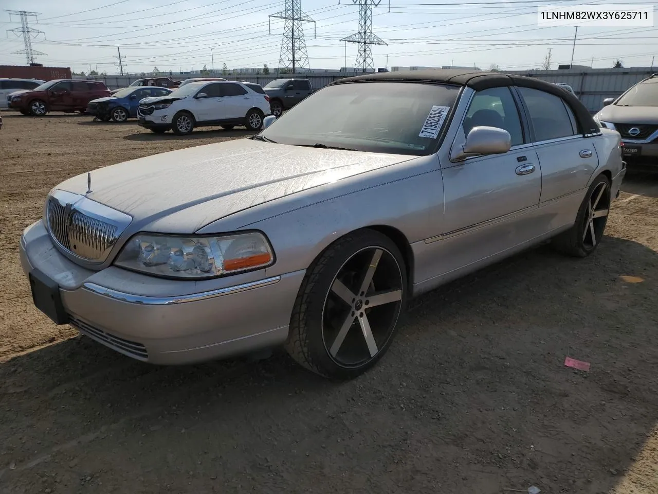 1LNHM82WX3Y625711 2003 Lincoln Town Car Signature