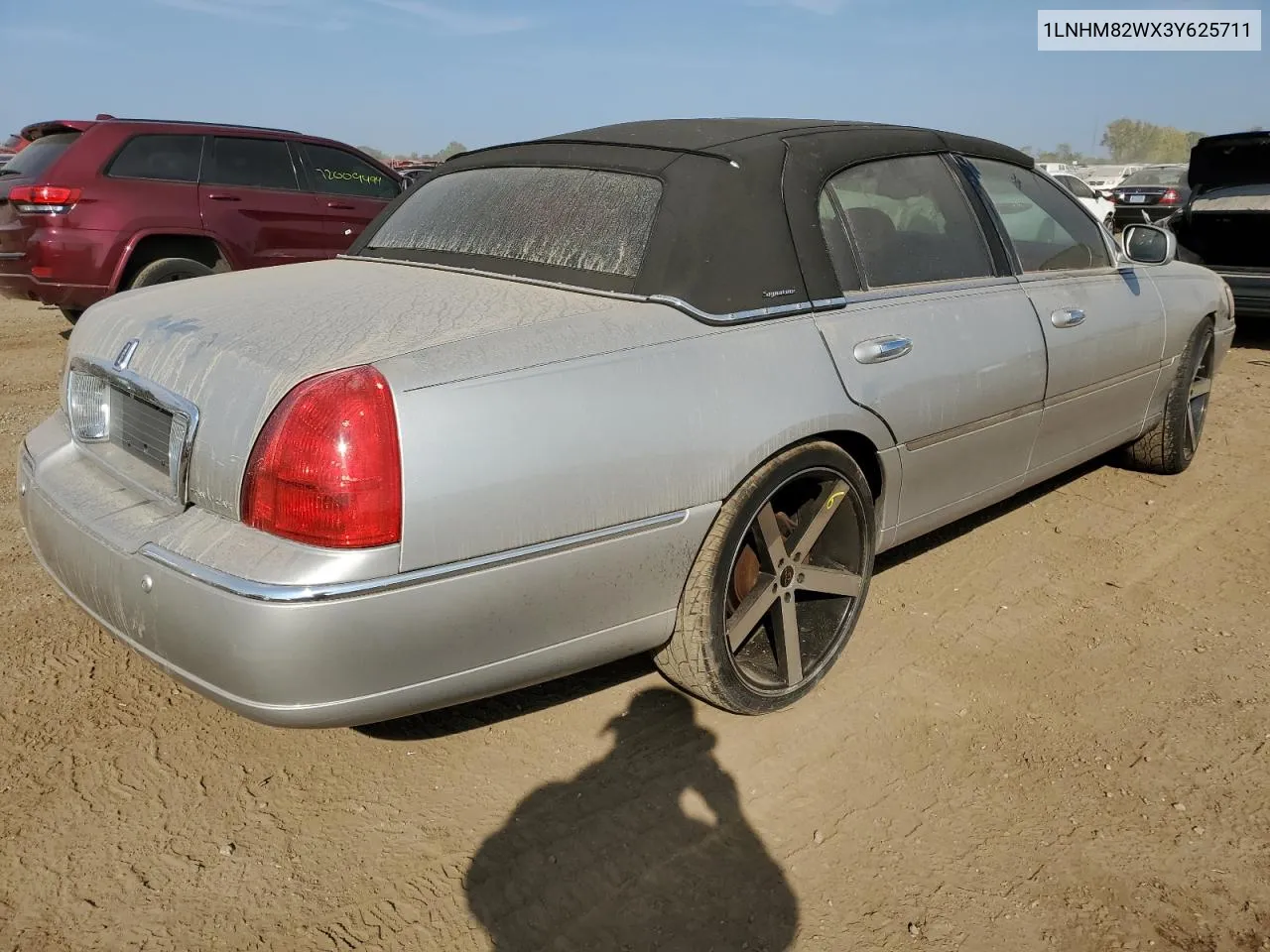 1LNHM82WX3Y625711 2003 Lincoln Town Car Signature