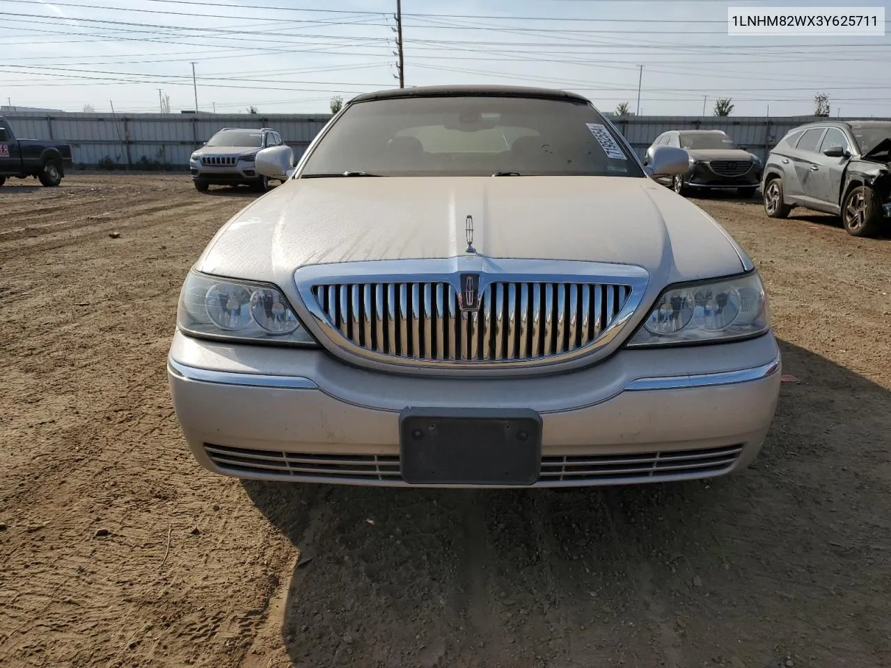 1LNHM82WX3Y625711 2003 Lincoln Town Car Signature